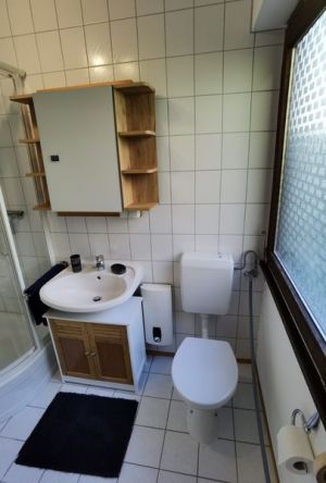 Hier bieten wir ihnen ein Badezimmerfoto von einer anderen Position an, damit Sie sich ein noch besseres Bild von unserem Ferienhaus Wanderlust machen können.