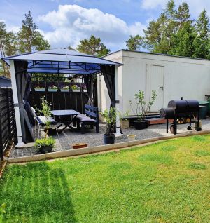 Genießen Sie warme Sommernächte unter dem geschützten Gartenpavillon mit leckeren und selbst zubereiteten Grillgerichten.