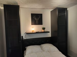 Eine kleine Lampe am Kopfende sorgt für eine angenehme Atmosphäre.