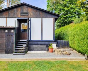 Vom Garten aus können Sie durch das Schlafzimmer 1 ins Ferienhaus gelangen oder Sie gehen um das Ferienhaus an der Hecke vorbei und kommen so zum Haupteingang.