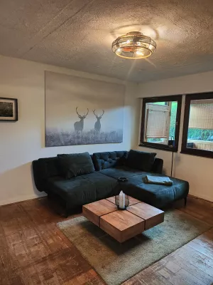 Zwei weitere innen liegende Fenster im Wohnzimmer bieten natürlichen Lichteinfall