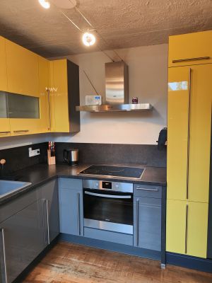 Bereiten Sie sich leckere Speisen in der modernen und geschmackvollen Küche zu. Die Hochglanzküche ist mit allem ausgestattet, was Sie für schnelle oder auch aufwendigere Gerichte benötigen. Ein besonderes Highlight ist der Kaffeevollautomat. Was gibt es Schöneres sich morgens erst einmal - ohne viel Aufwand - eine Tasse Kaffee zuzubereiten und diese in Ruhe zu genießen?