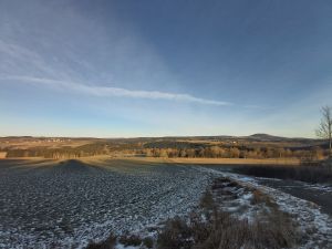 Das Foto zeigt den rheinland-pfälzischen Blick vom Ruppertsbergseifen-Forst, gelegen an der L 167, auf das nordrhein-westfälische Feriendorf Ahrdorf ,,Auf Busch''.

Im Hintergrund der ebenfalls in Rheinland-Pfalz gelegene, erhabene Aremberg mit seinen 560 m über N.N.