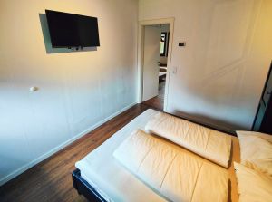 Blick vom anderen Ende des Schlafzimmers auf das Wohnzimmer.