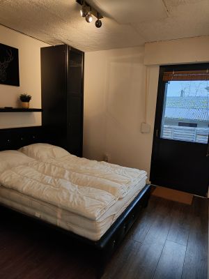 Dieses Schlafzimmer verfügt über ein Doppelbett (140x200 cm), einen Kleiderschrank, einen Fernseher, eine Infrarotheizung und einen Zugang zum Garten.