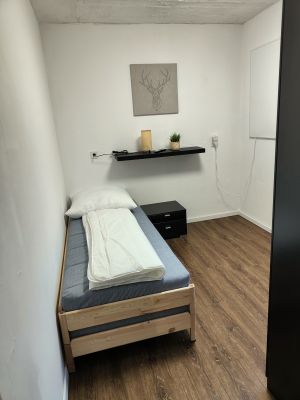 Das Schlafzimmer 2 besteht aus zwei Einzelbetten mit der Möglichkeit diese auch zusammenzustellen, sodass man ein Doppelbett hat. Die beiden Betten kann man auch - wie auf diesem Bild zu sehen - übereinander stellen, sodass eine Person ausreichend Platz in dem Zimmer hat.