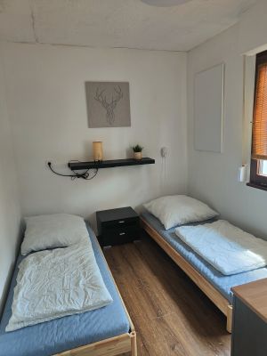 Hier sehen Sie eine Möglichkeit die beiden Betten getrennt voneinander im Zimmer zu positionieren. Alternativ können Sie die beiden Einzelbetten auch zusammen stellen, sodass Sie ein Doppelbett haben. Das ist ganz Ihnen überlassen.