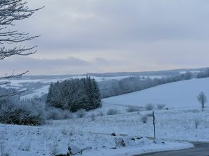 Unternehmen Sie idyllische Schneespaziergänge entlang der bekannten Eifelwanderrouten.