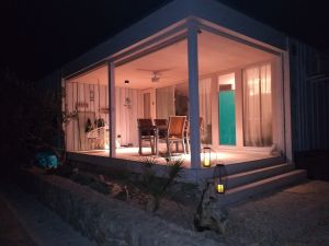 Für Ihre Privatspähre sind Vorhänge an den großen Fensterscheiben vorhanden.