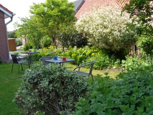 Gastgarten mit Sitzgarnituren Bild 2: Apartment Eulennest in ostfriesischem Gulfhof in Pilsum Nähe Greetsiel