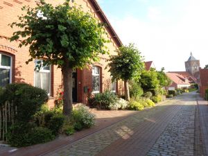 Loogstraat Richtung Kreuzkirche vorbei an kleinen Landarbeiterhäusern Richtung Kirche erreichen Sie in 2 Gehminuten den Dorfladen und das Restaurant Alte Brauerei