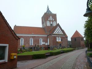 Pilsumer Kreuzkirche aus dem 12. Jahrhundert mit separatem Glockenturm. Kirchenführungen in der Saison 2x wöchentlich (Die + Do.)