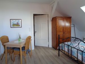 Wohn-Schlafzimmer der Eßtisch ist beidseitig ausziehbar,