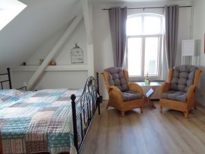 Wohn-Schlafzimmer Sitzecke mit Rattansesseln