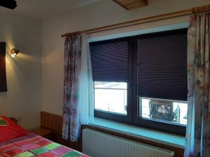 mit Verdunklungsplissees