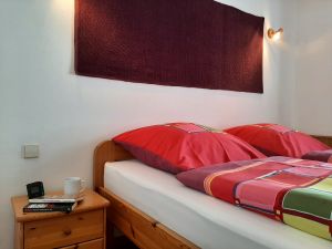 großes Doppelbett mit hochwertigen Matratzen