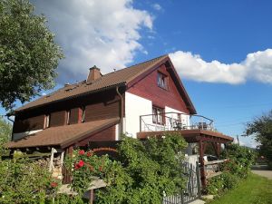 Blick auf die Fewo mit Terrasse und Carport