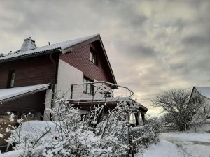 Blick auf die Unterkunft mit Terrasse und Carport