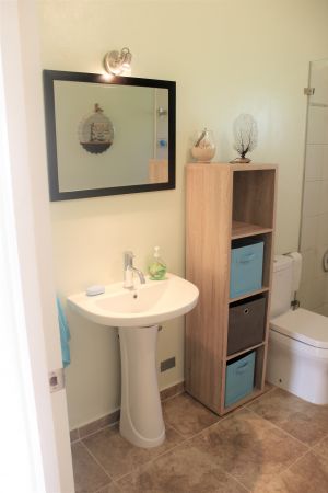 Dieses Bad teilen sich das kleine und das vordere Schlafzimmer.