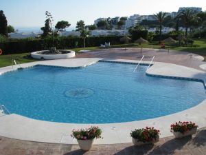 Pool mit griechischer Treppe zu jeder Tageszeit ein absoluter Genuss - direkt daneben befindet sich die Poolbar.