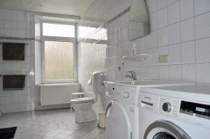 sehr groß mit Dusche und WC