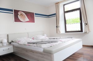 Hell und großzügig mit Doppelbett 1,80x2,00m