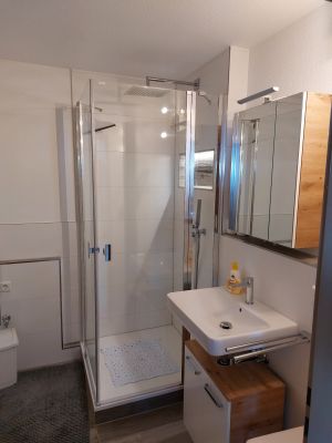 Dusche und Waschbecken