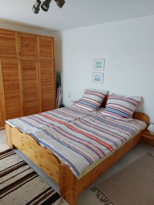 mit Doppelbett und Zugang zum Balkon