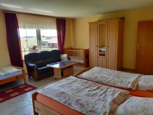 1. Stock mit zwei zusammen stehenden Betten, die man auch getrennt stellen kann, einem Einzelbett und einem Gitterbett.