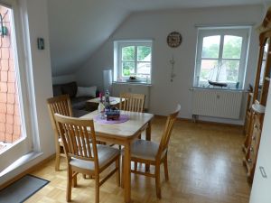 ...mit Auszieh-Esstisch