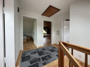 Flurbereich mit Abgang in die Schlafzimmer, das Badezimmer und den Küchenbereich.