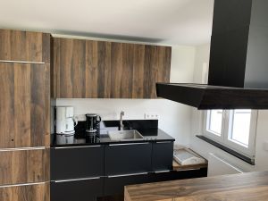 Küchenzeile mit Spülmaschiene und großem Kühlschrank