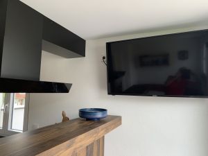 Mit Theke und TV