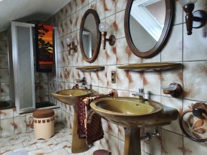 Badezimmer mit Duschkabine und Badewanne