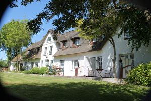 Rückfront des Sattlerhofs mit Terrassen von Sonnenzimmer und Glückskäfer