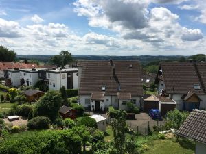 Die Ferienwohnung ist sehr ruhig gelegen, am Rande eines 370 m hoch gelegenen Wohngebiets. Die meisten Straßen sind verkehrsberuhigt und werden mit einer Höchstgeschwindigkeit von 30 km/h befahren.