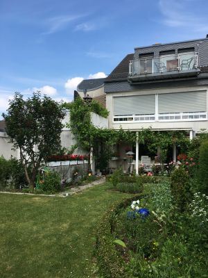 Gebäudeansicht mit Blick aus dem Garten. Die Ferienwohnung befindet sich in der 2. Etage und bietet einen außergewöhnlichen Ausblick in Richtung Bergisches Land, Rheinland und Ruhrgebiet.