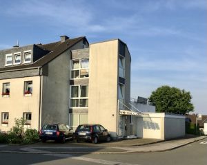 Die Ferienwohnung befindet sich in der 2. Etage.
Vor dem Gebäude steht Ihnen ein kostenloser Parkplatz zur Verfügung.