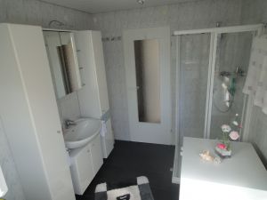 Duschbad mit Toilette und Waschmaschine