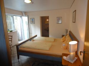 Hier können Sie zur Terrasse und in den Garen