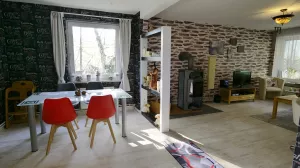 Glasesstisch mit vier Stühlen, Hochstuhl,