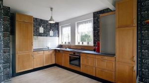 offene Küche Küche, moderne PVC Auslegware:
Küchenzeile mit Spülbecken, Cerankochfeld, Backofen, Wasserkocher, Kaffeemaschine, Kühlschrank mit Gefrierfach, Kückenutensilien, Toaster, Geschirr, usw.