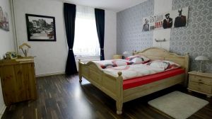Schlafraum groß Schlafraum groß mit Laminat ausgelegt:
1 Doppelbett (140 x 200 cm), kleiner Kleiderschrank, Nachtschränke, 2 Stühle