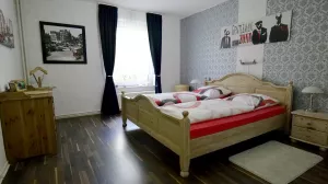 Schlafraum groß mit Laminat ausgelegt:
1 Doppelbett (180 x 200 cm), kleiner Schrank, Nachtschränke, Regal