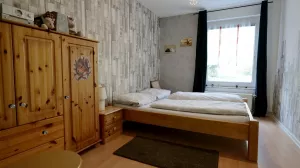 Schlafraum mittel mit Laminat ausgelegt:
Doppelbett 140x200, kleiner Schrank mit Fächern und Musikanlage