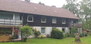 Wir möchten Ihnen unsere Ferienwohnung, die im Wald am Rand von Goslar liegt, vorstellen.
Unsere schöne Stadt Goslar ist eine 1000- jährige Kaiserstadt am nördlichen Harzrand, direkt am Fuße des Rammelsberges.