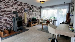 Wohnzimmer mit Kaminofen Wohnraum mit Essecke, moderne PVC Auslegware mit direktem Zugang zur Terrasse und Garten:
2er Sofa, 2 Sessel, 1 Couchtisch, Kaminofen (Kaminholz ist nicht im Buchungspreis enthalten), Wohnraumschrank, TV Tisch inkl. LCD TV, SAT Receiver und DVD Player, Glasesstisch mit 4 Stühlen