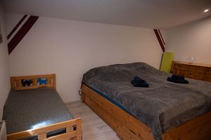 Mit Doppelbett,Lattenrost elektronisch verstellbar.
Kinderbett