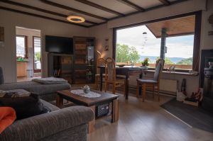 Panoramafenster mit Blick zum Ith und zum Töniesberg