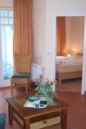 Wohnzimmer mit Blick auf den Balkon und das Schlafzimmer
